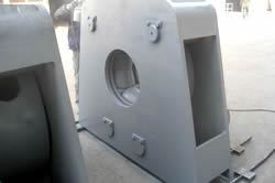 A 360° fairlead roller at the quayside being painted A 360° fairlead roller at the quayside being painted
