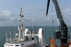 A knuckle jib crane which is fixed permanently to the deck of a support vessel A knuckle jib crane which is fixed permanently to the deck of a support vessel